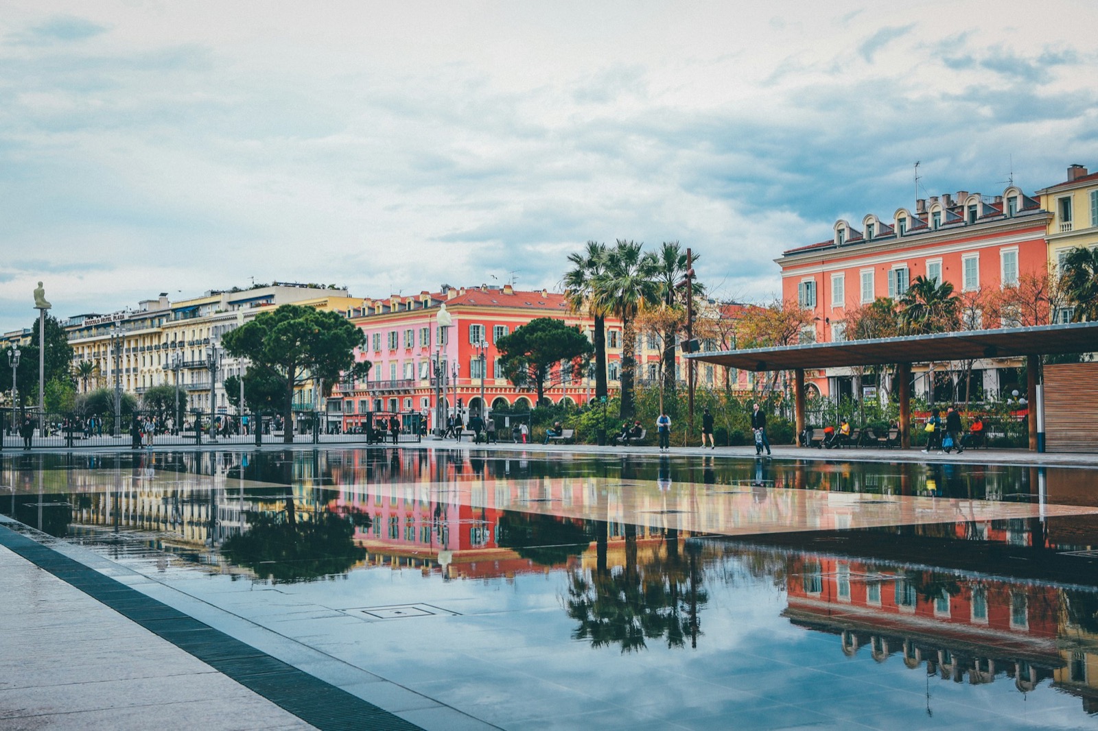 La place Masséna et son miroir d'eau à Nice